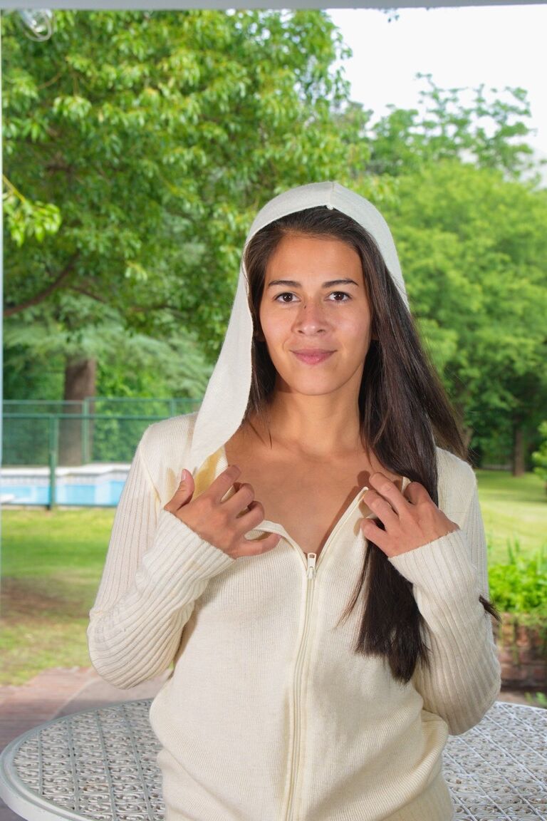 21P Adorável adolescente amadora Solange se despindo e mostrando seu arbusto peludo