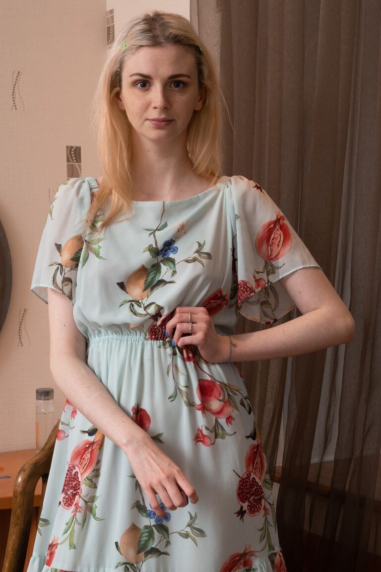 21P Linda Maers, jeune amateur et maigre, expose son entrejambe poilu et doigte sa palourde.