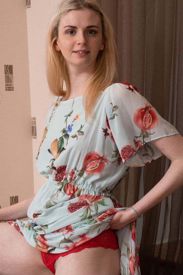 21P Linda Maers, jeune amateur et maigre, expose son entrejambe poilu et doigte sa palourde.