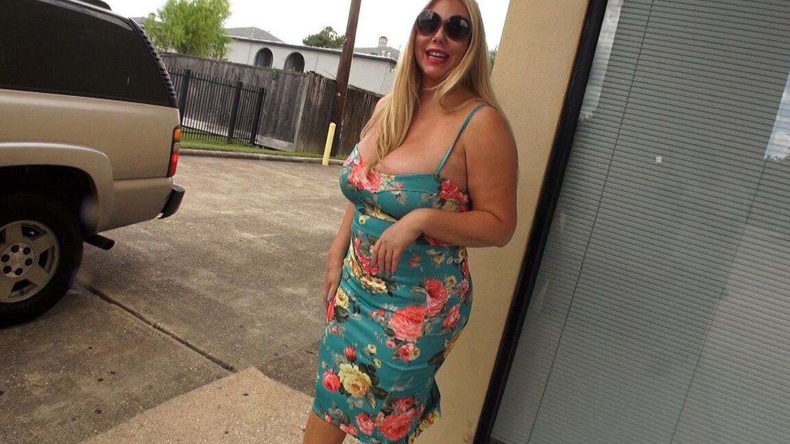 17P Rubia de grandes tetas BBW Karen Fisher chupa y folla en un vehículo estacionado públicamente