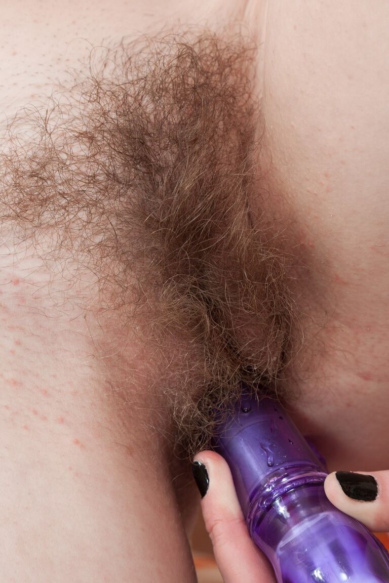 17P La nerd de coño súper peludo Veranika Allioni se masturba con un vibrador morado