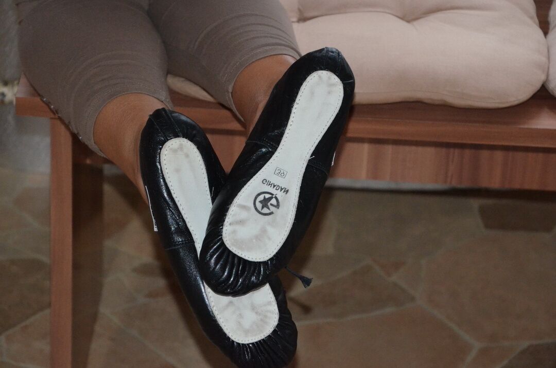 20P La mayor rubia amateur Sweet Susi se expone mientras usa zapatos planos