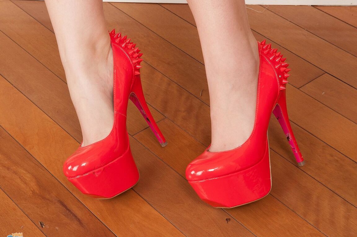 16P First timer Noelle takes off red pumps for great nude poses in bare feet