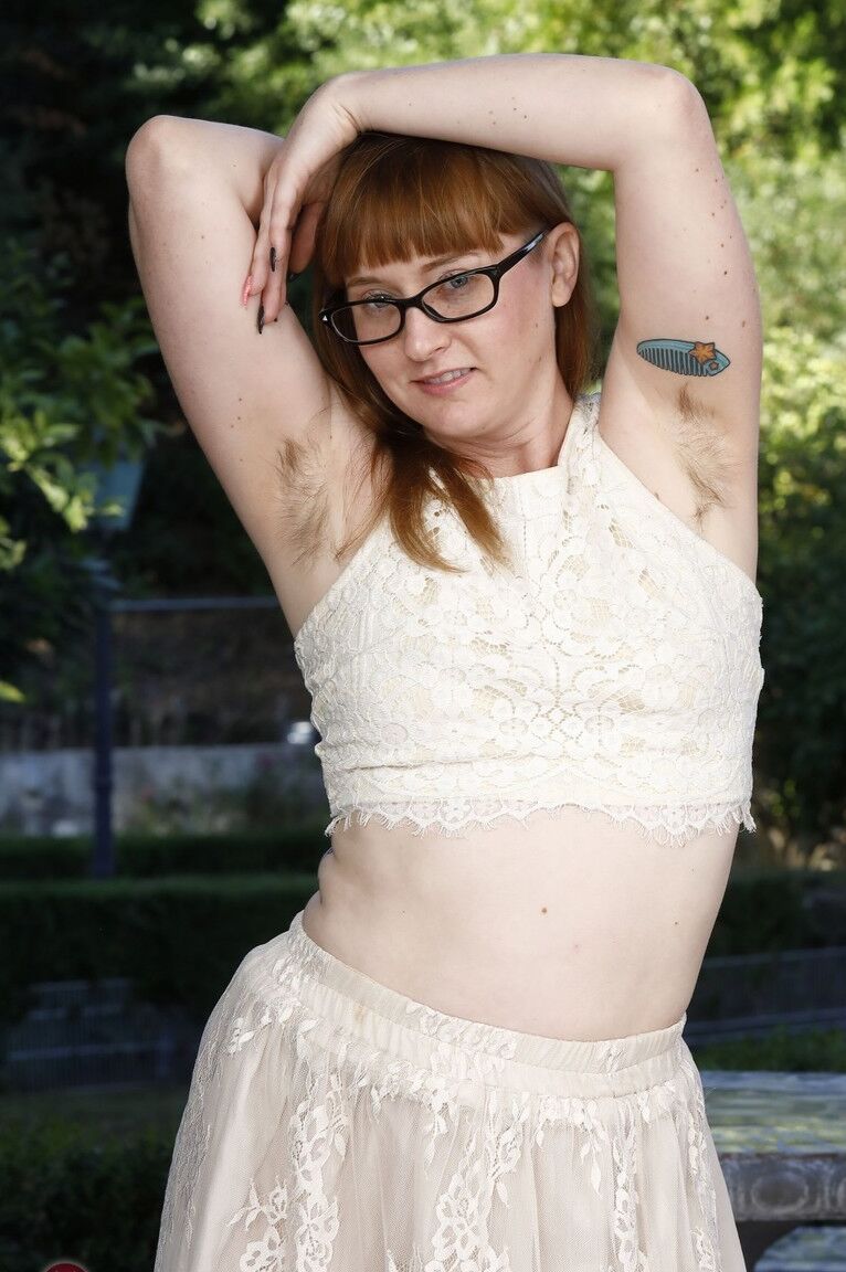 21P La zorra amateur Thelma Sleaze revela su vagina peluda y su culo redondo al aire libre