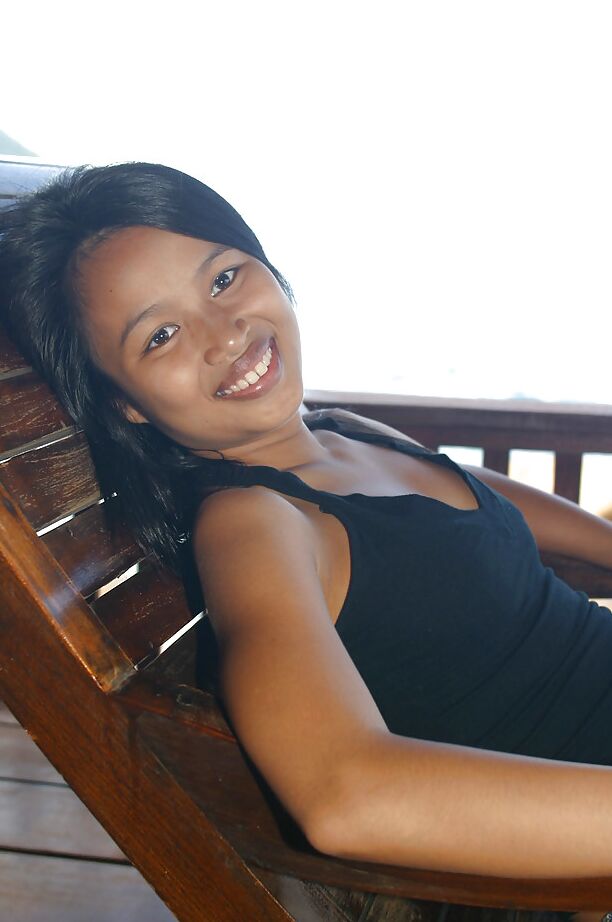 Lily, amateur asiatique 16P, expose son vagin rasé à l'extérieur après une jupe haute.