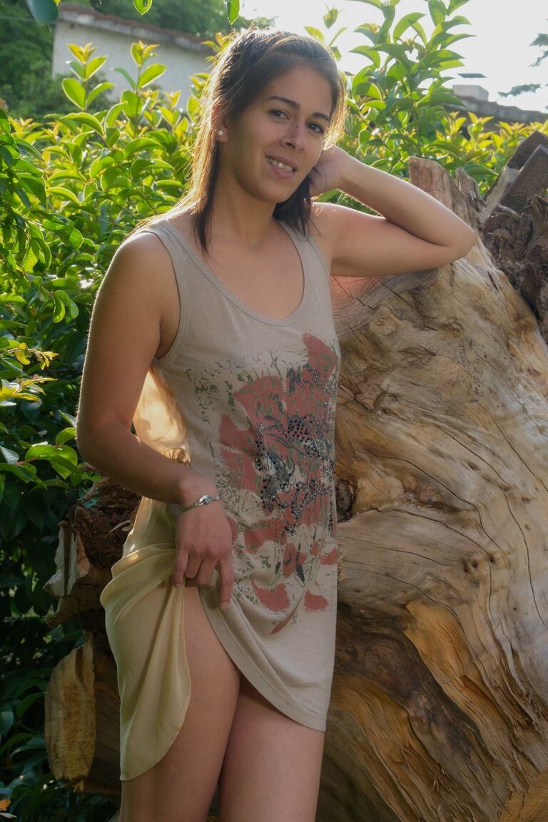 21P Jovem morena Solange expõe seus atributos e vagina peluda no parque