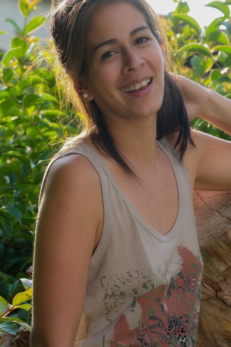 21P Jovem morena Solange expõe seus atributos e vagina peluda no parque