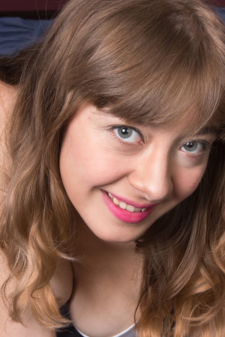 18P La descarada Dani se quita el vestido liberando sus grandes tetas