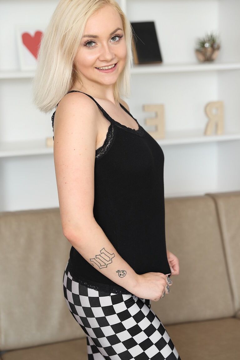 18P La jeune blonde Marilyn Sugar fait plaisir à sa chatte serrée avec des jouets sexuels