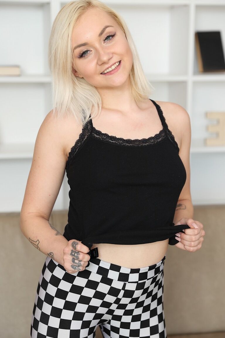 18P La jeune blonde Marilyn Sugar fait plaisir à sa chatte serrée avec des jouets sexuels