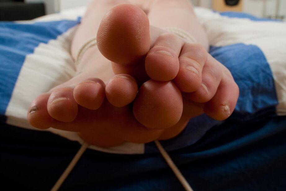 12P Chica rubia desnuda muestra las plantas de sus pies mientras está amordazada y atada