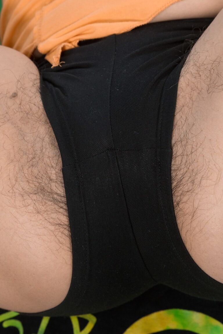 18P Madura morena con coño peludo y viscoso Ananda Ray se desnuda y se masturba