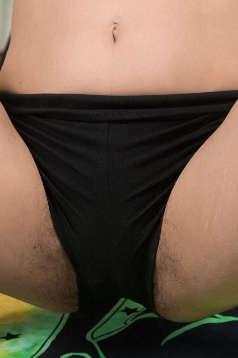 18P Madura morena con coño peludo y viscoso Ananda Ray se desnuda y se masturba