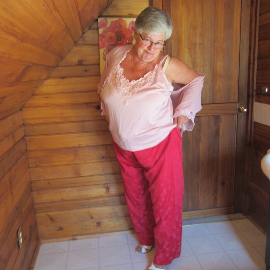 20P Nan coquine aux cheveux gris courts dévoile ses gros seins et ses fesses avec un strip-tease