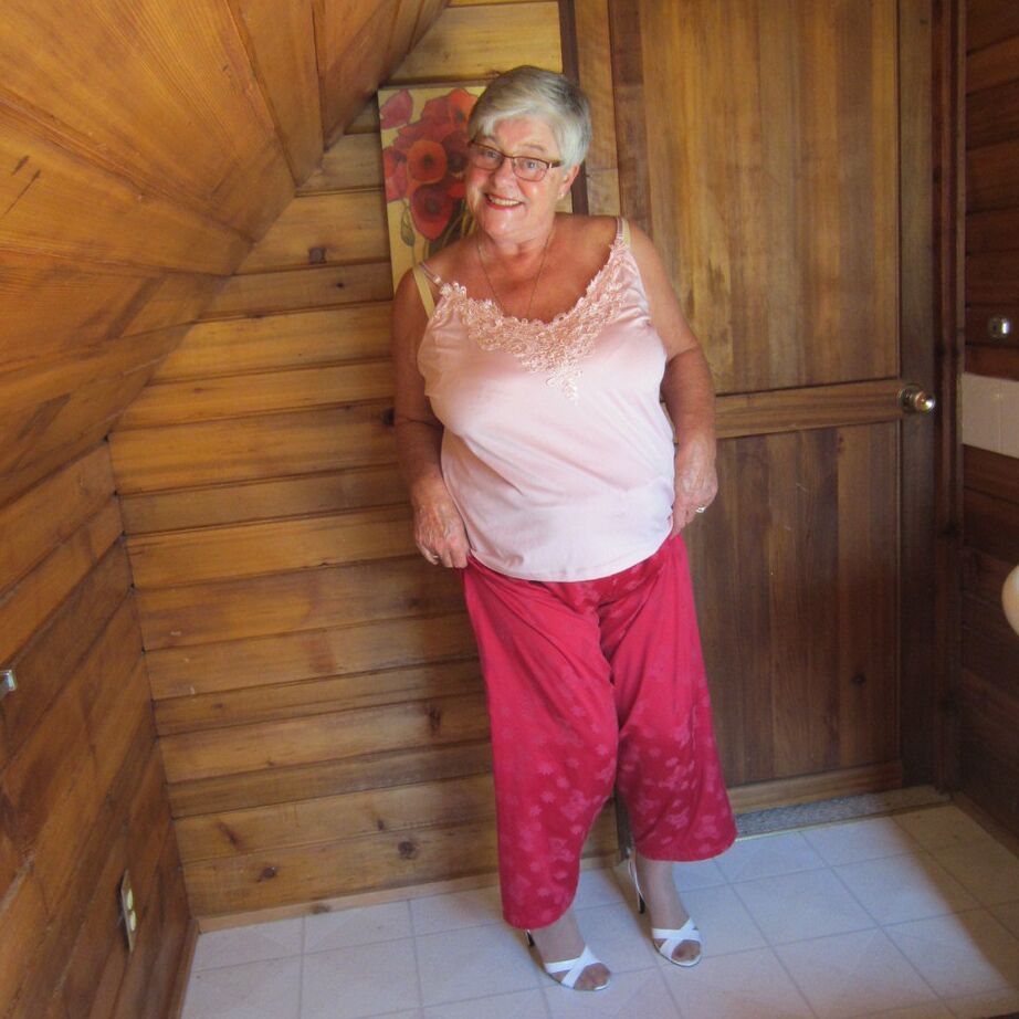 20P Nan coquine aux cheveux gris courts dévoile ses gros seins et ses fesses avec un strip-tease