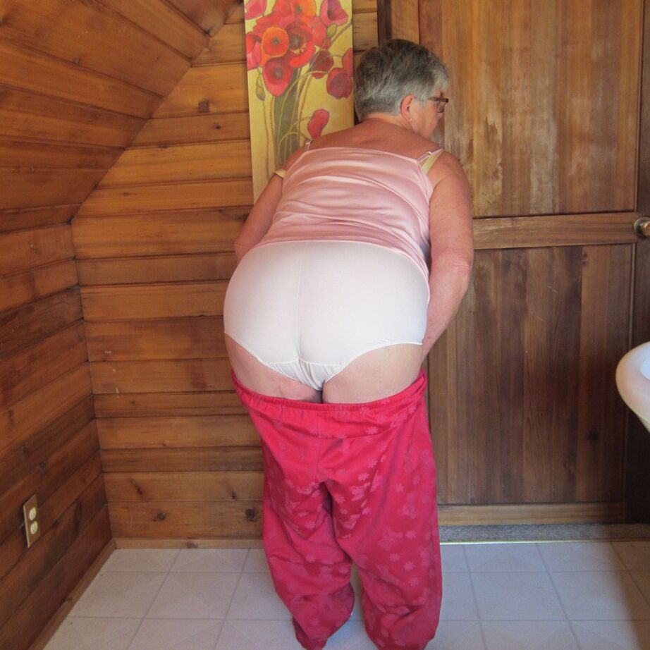 20P Nan coquine aux cheveux gris courts dévoile ses gros seins et ses fesses avec un strip-tease