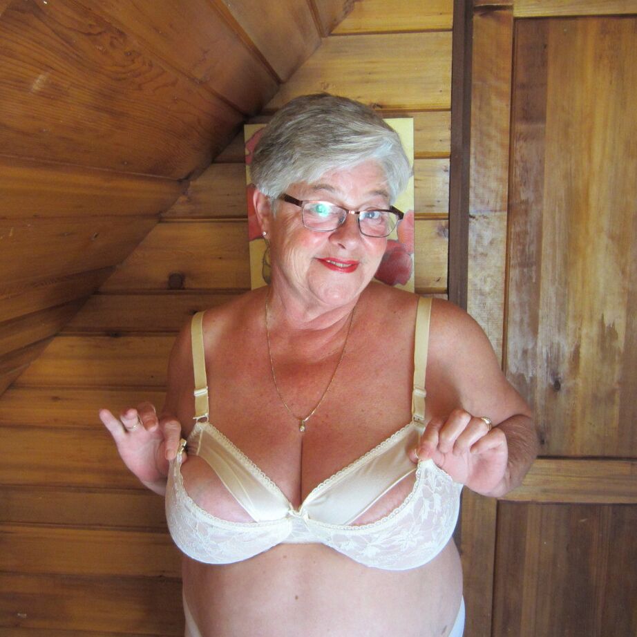20P Nan coquine aux cheveux gris courts dévoile ses gros seins et ses fesses avec un strip-tease