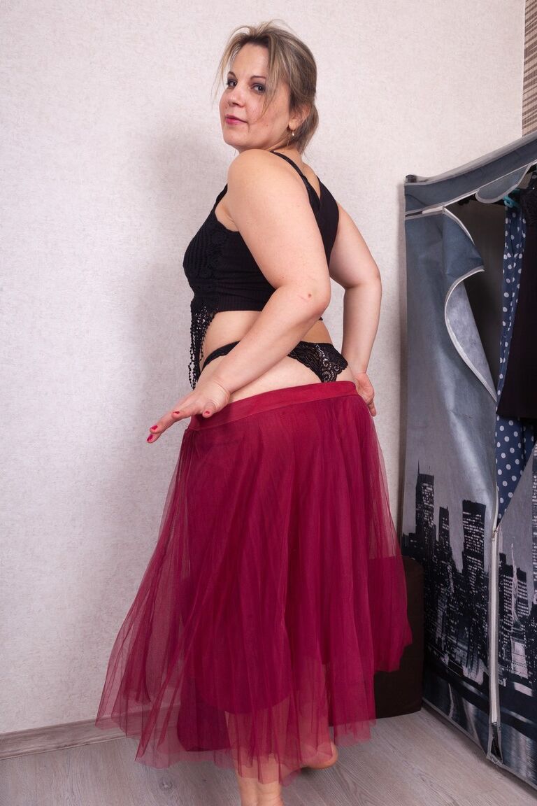 21P La gordita madre ucraniana Ellariya Rose expone su gran botín y juega con su arbusto