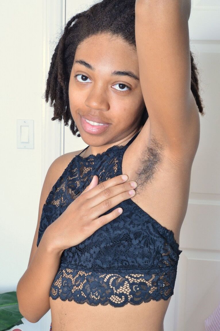 21P Olivia Green, jolie ébène amateur, montre ses aisselles poilues et son entrejambe poilu.