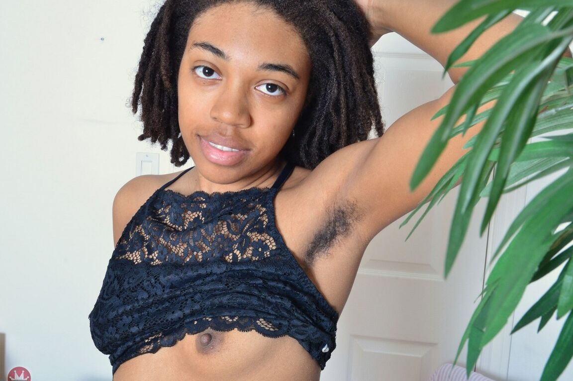 21P Olivia Green, jolie ébène amateur, montre ses aisselles poilues et son entrejambe poilu.