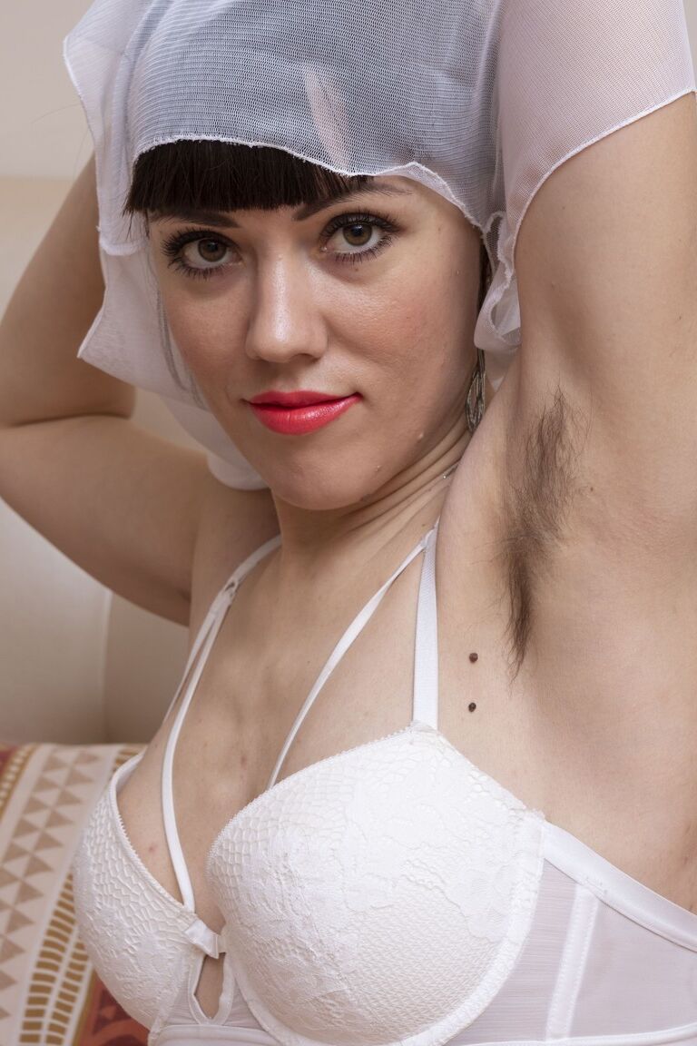 21P Amadora morena hernika tiras