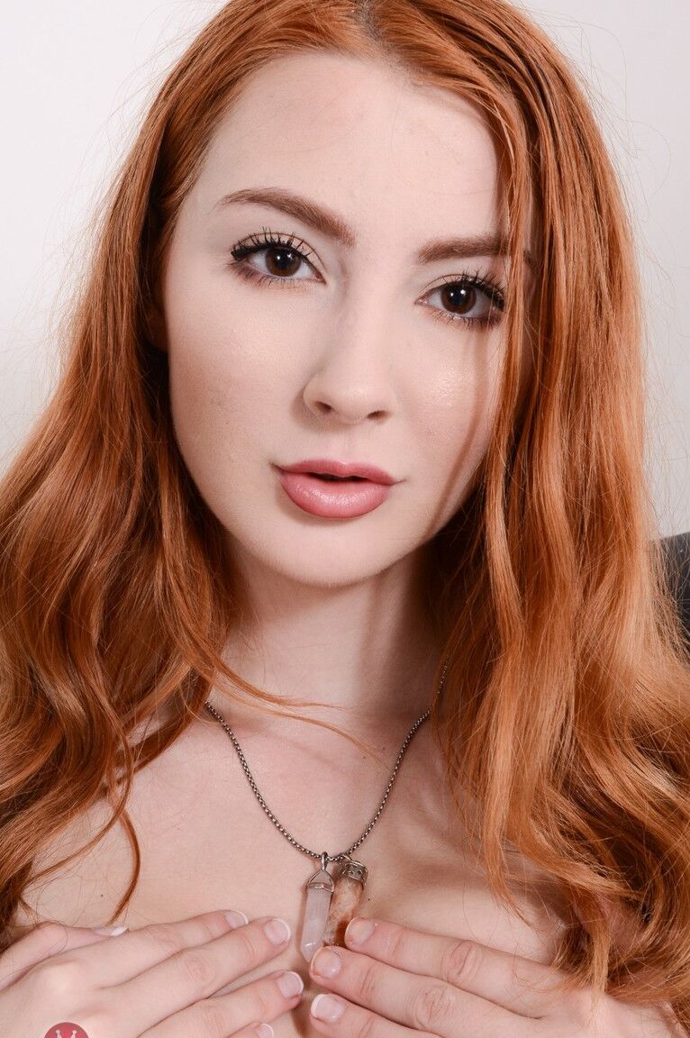 21P La joven pelirroja Megan Winters juega con los labios de su coño