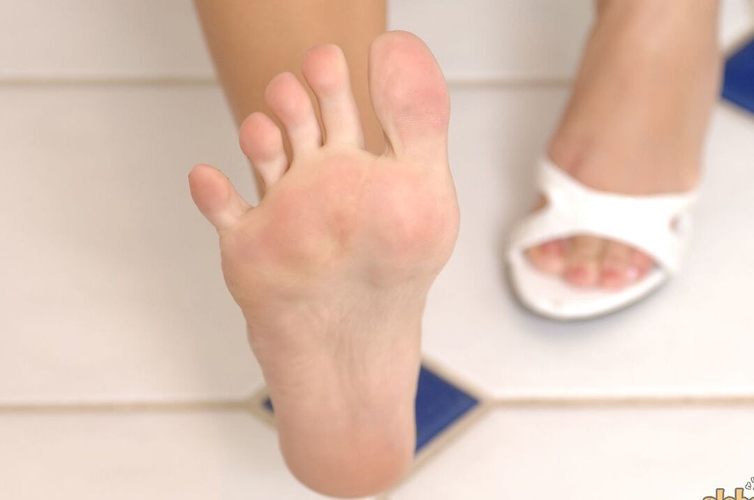 16P Pretty female Dee Lily licks the webbing of her feet before sucking on a toe