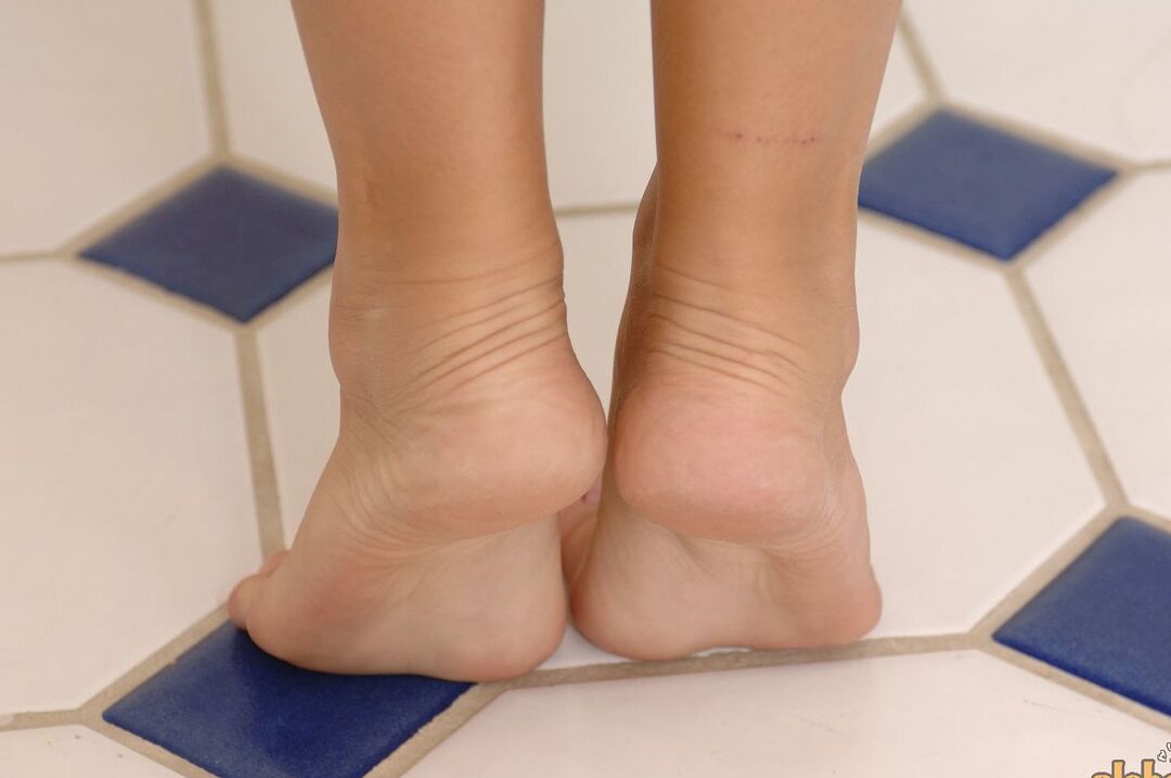 16P Pretty female Dee Lily licks the webbing of her feet before sucking on a toe