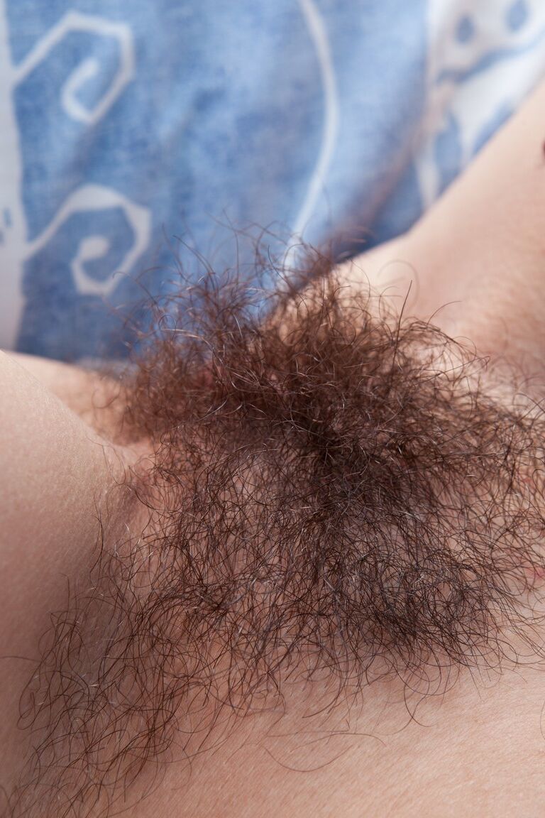 18P A ruiva excitada Ieva tira a calcinha fofa e massageia sua buceta de lobo peluda