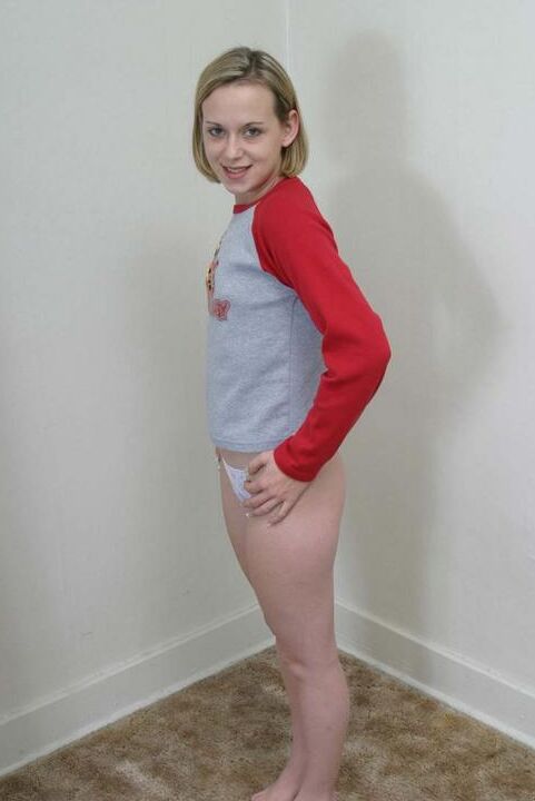 20P Uma adolescente magra com cabelo loiro sujo mostra seu castor pela primeira vez