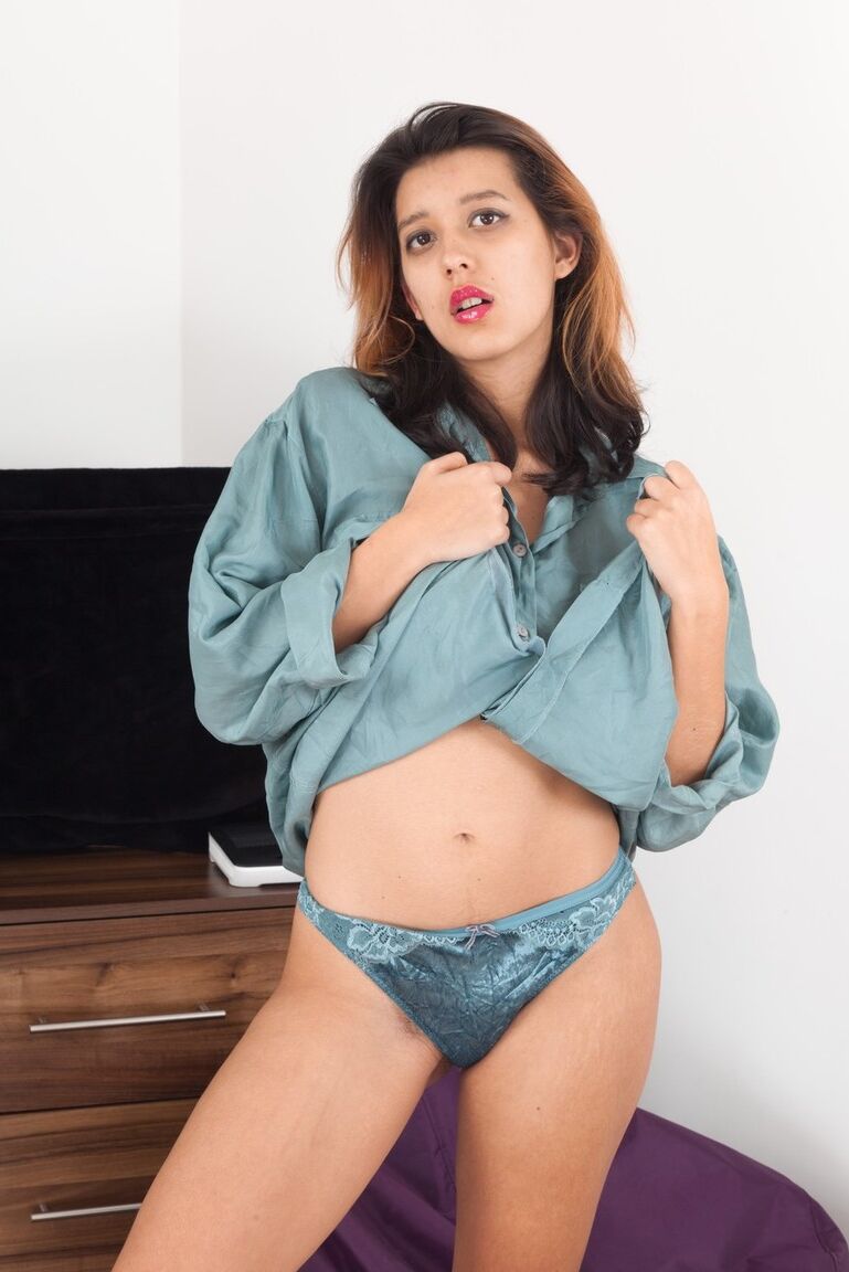 16P Amateur Aphrodite s'étalant nue pour montrer son cul plissé