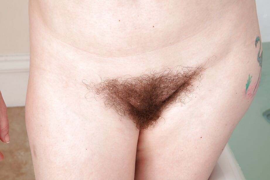 16P Freche MILF zieht sich im Badezimmer aus und spreizt ihre unrasierte Fotze