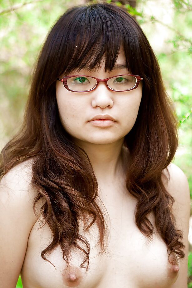16P Pequeña asiática con gafas descubre su vagina peluda al aire libre después de un striptease lento
