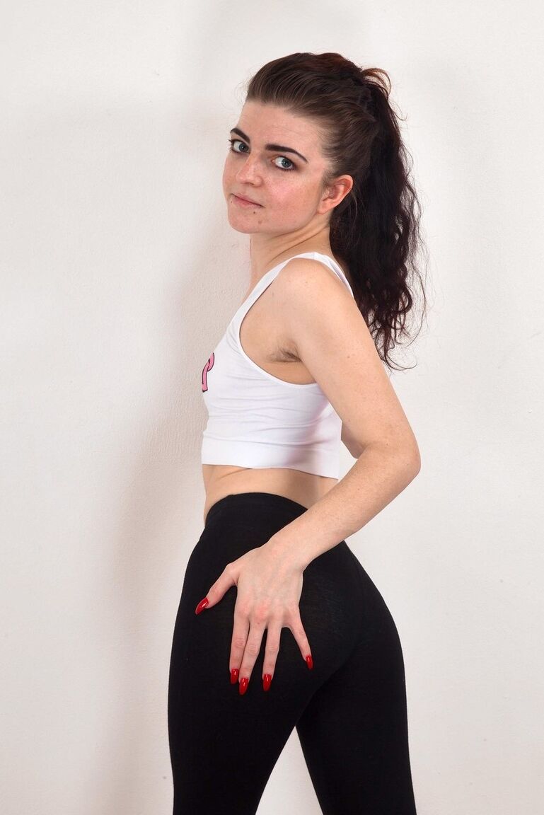 16P Garota solo Scarlet Contemptress puxa leggings pretas para mostrar seu arbusto completo