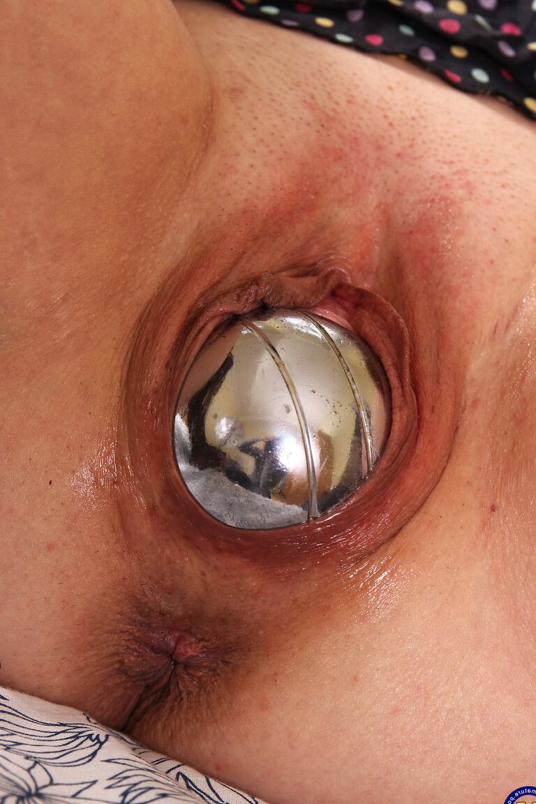 20P Mulher madura Paulana insere um grande vibrador e uma bola prateada em sua buceta gorda