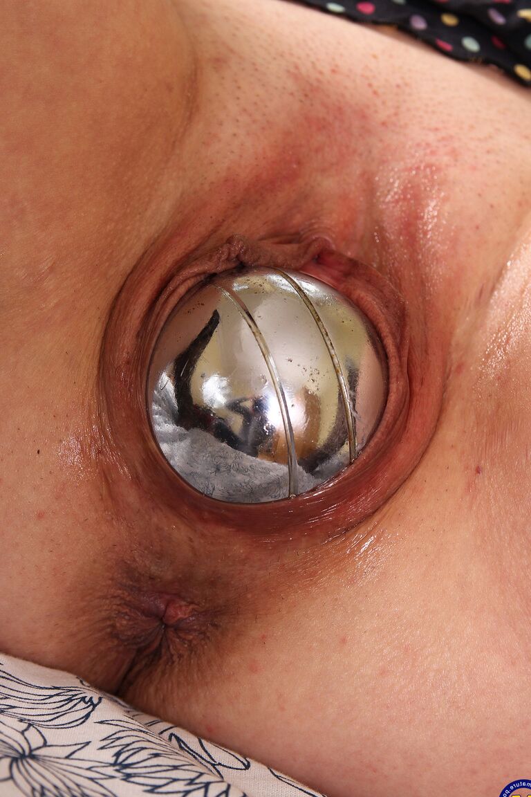 20P Mulher madura Paulana insere um grande vibrador e uma bola prateada em sua buceta gorda