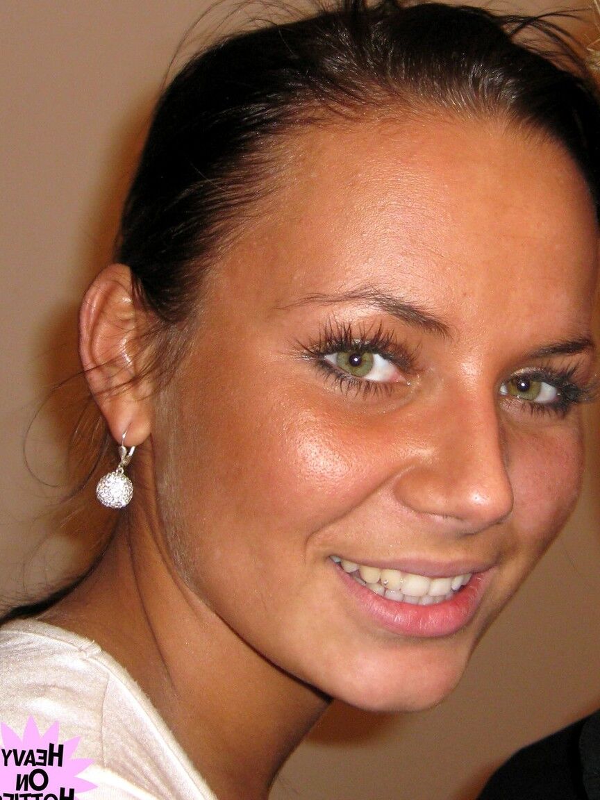 21P A adorável amadora Nataly faz um tratamento facial enquanto desfruta de sexo oral sensual