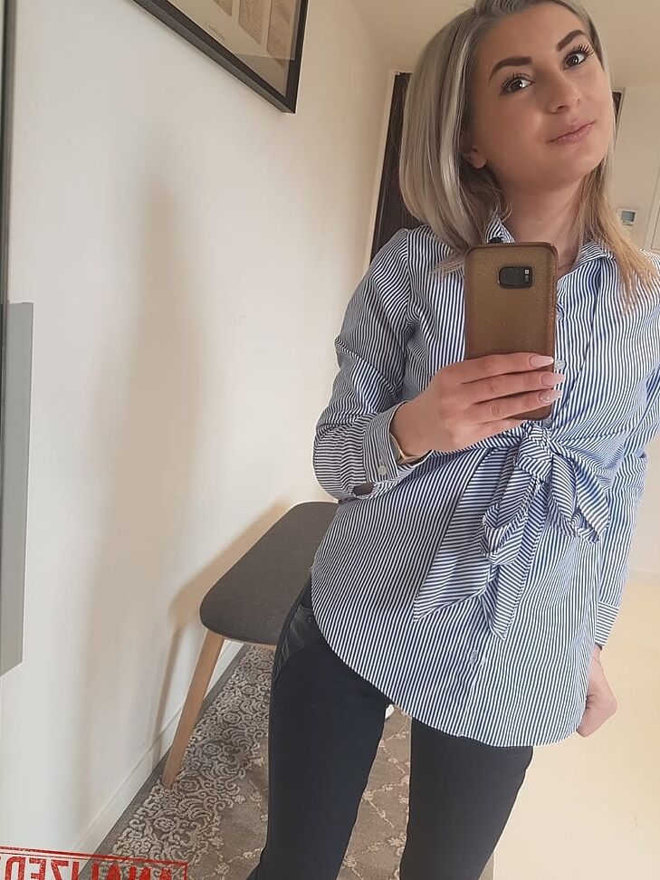 13P Rubia amateur Ari Fox enseña sus pequeñas tetas y posa delante de una cámara