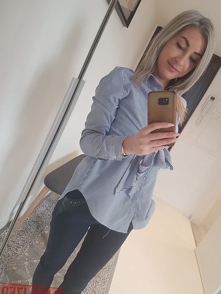 13P Rubia amateur Ari Fox enseña sus pequeñas tetas y posa delante de una cámara