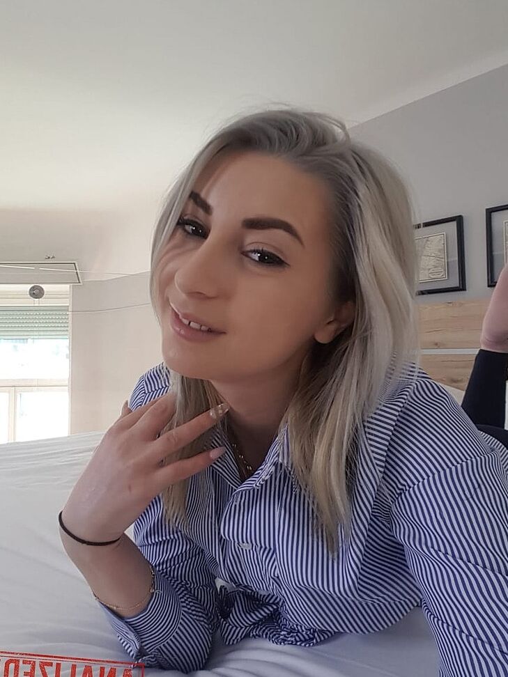 13P Rubia amateur Ari Fox enseña sus pequeñas tetas y posa delante de una cámara