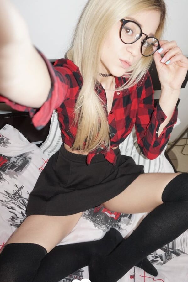 18P Blonde junge Amateurin mit Brille legt ihre Kleidung ab und macht sexy Selfies