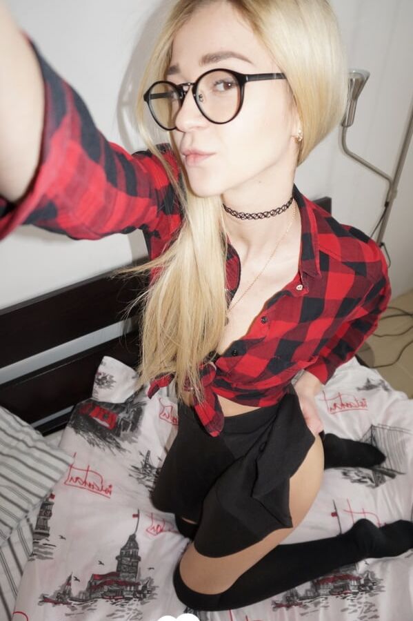 18P Blonde junge Amateurin mit Brille legt ihre Kleidung ab und macht sexy Selfies