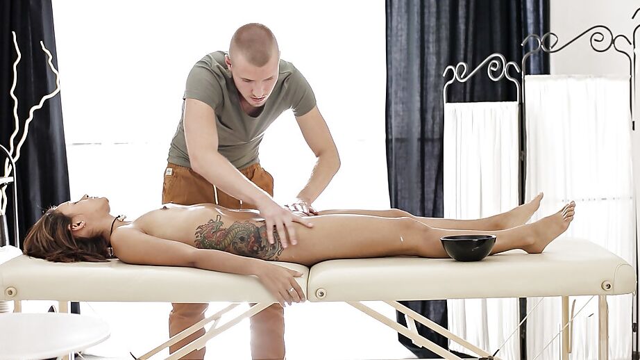 16P Une adolescente amateur profite d'un massage relaxant avant une baise hardcore avec une grosse bite
