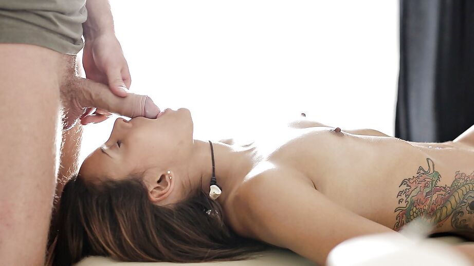 16P Une adolescente amateur profite d'un massage relaxant avant une baise hardcore avec une grosse bite