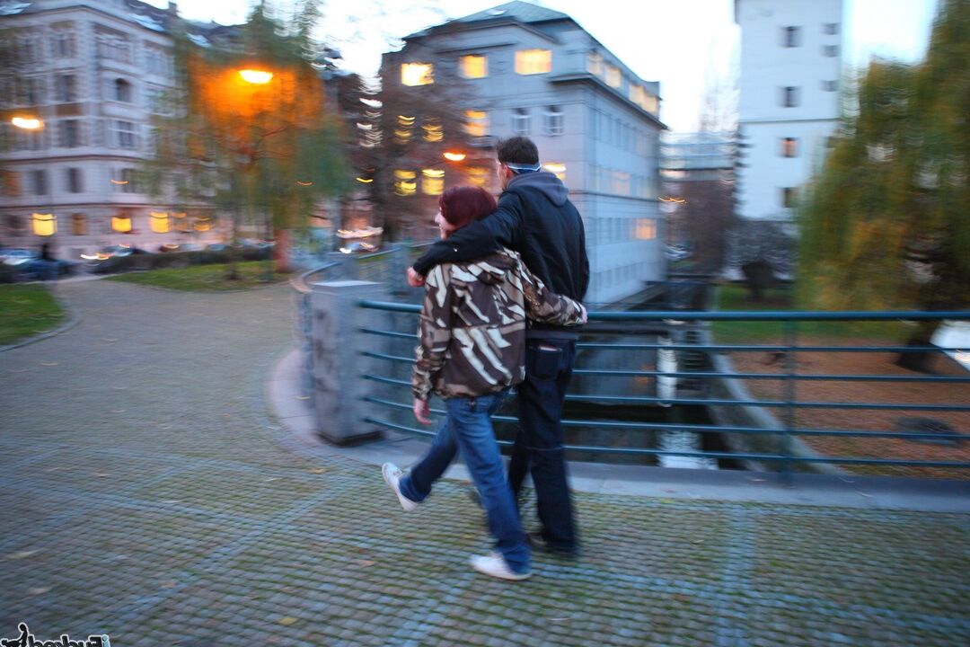 21P Der rothaarige Teenager Rosy genießt Hardcore-Sex auf dem Tisch, nachdem er sich die Muschi geleckt hat