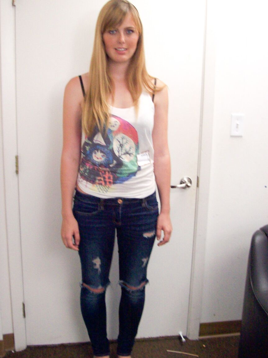 20P La nouvelle blonde Emma Ash se déshabille lors du casting et montre son joli corps.