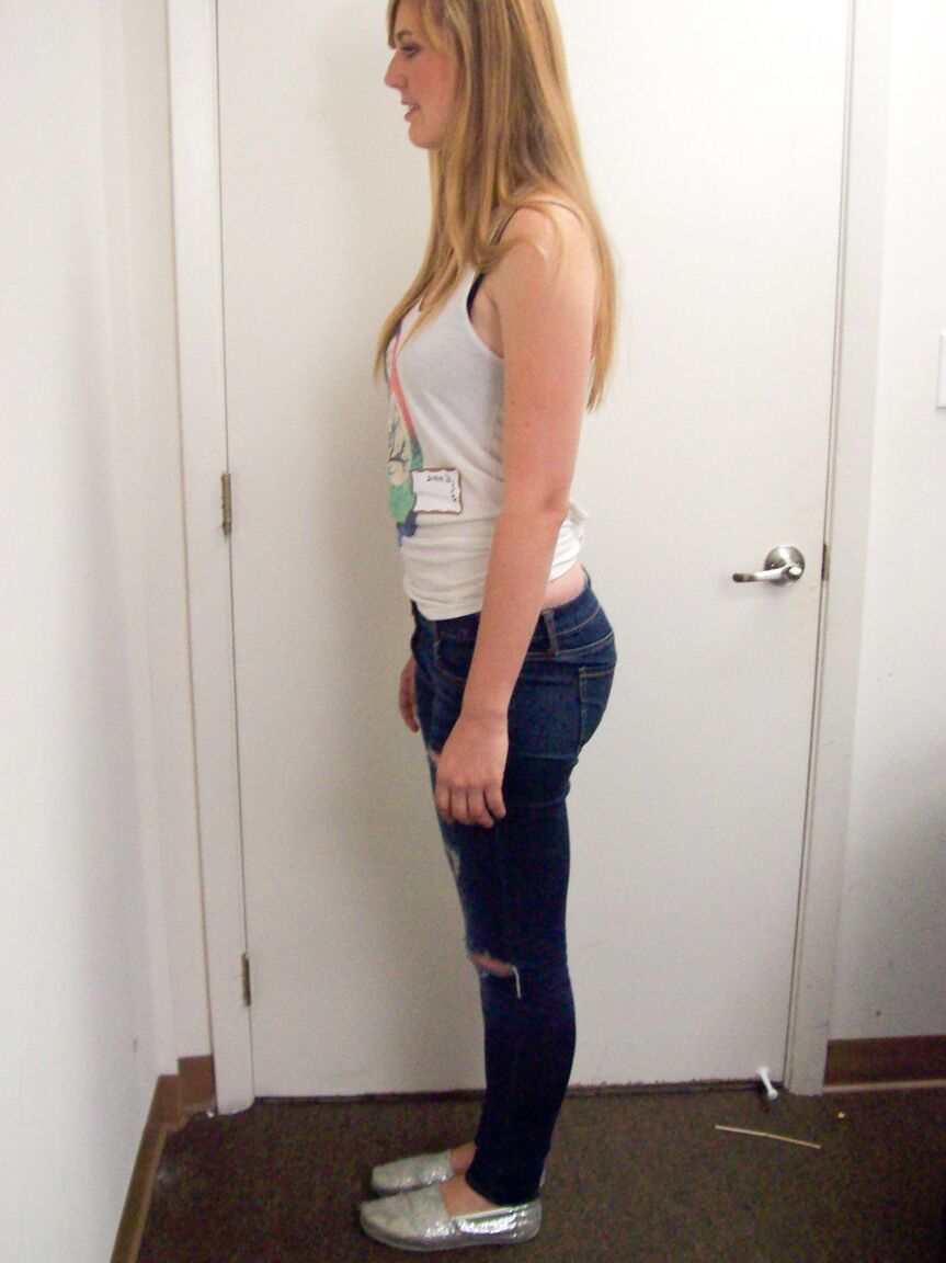 20P La nouvelle blonde Emma Ash se déshabille lors du casting et montre son joli corps.
