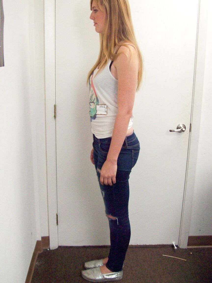 20P La nouvelle blonde Emma Ash se déshabille lors du casting et montre son joli corps.