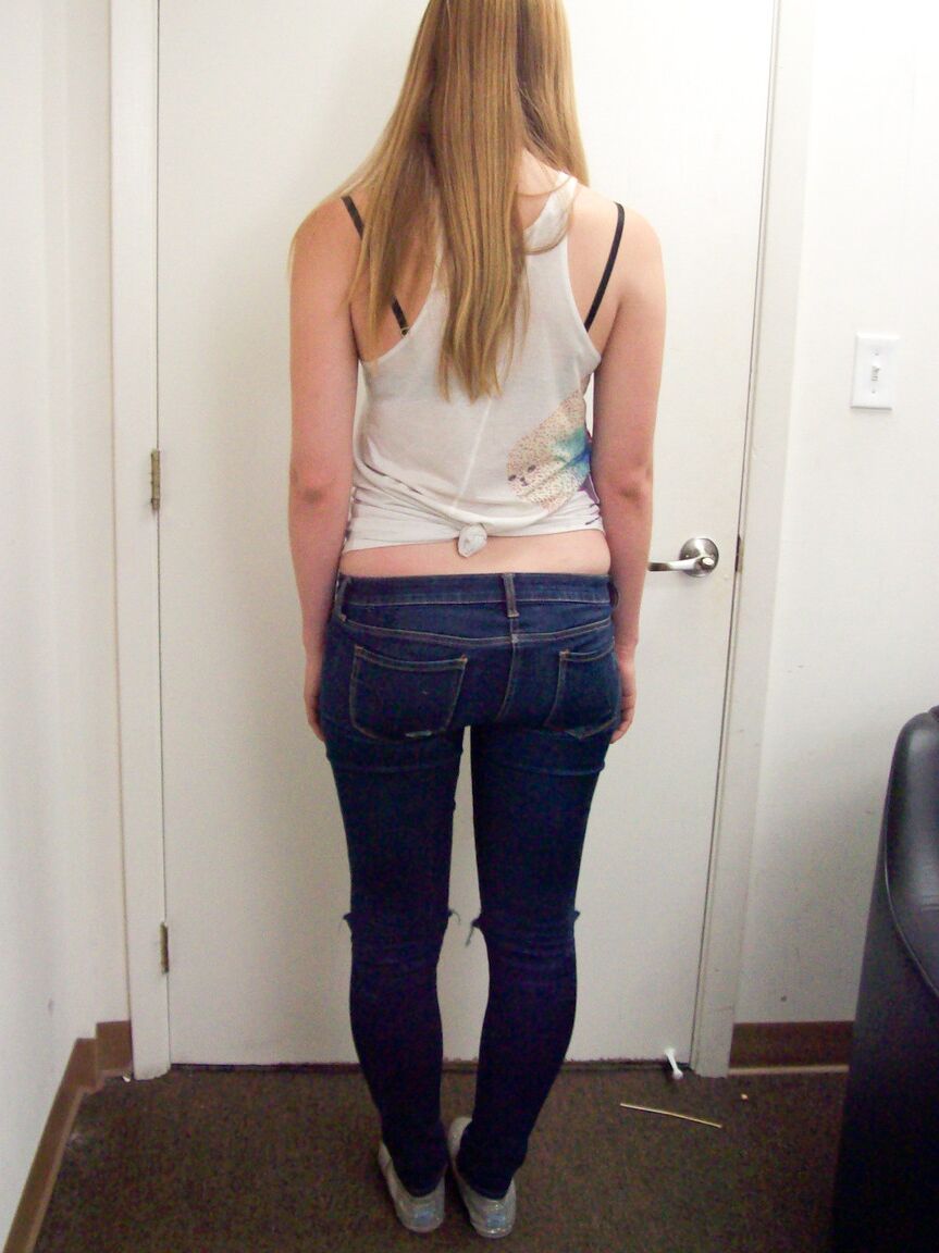 20P La nouvelle blonde Emma Ash se déshabille lors du casting et montre son joli corps.