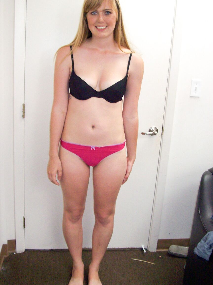 20P La nouvelle blonde Emma Ash se déshabille lors du casting et montre son joli corps.